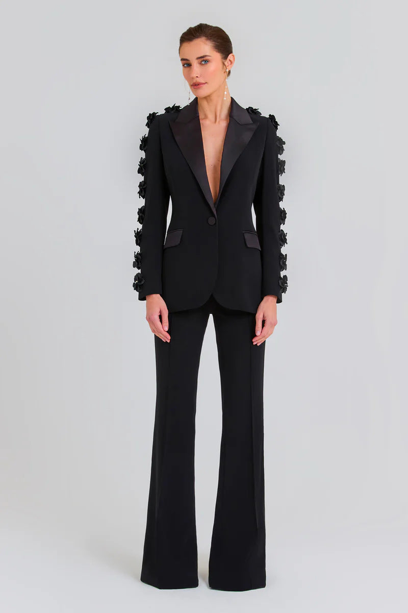 Eleganter schwarzer Anzug mit Blumenblazer
