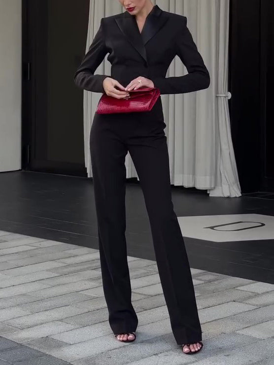 Luxus trifft Extravaganz – Schwarzer Jumpsuit mit Rücken-Detail