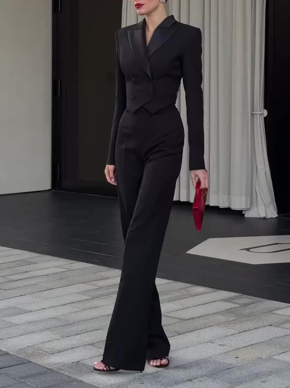 Luxus trifft Extravaganz – Schwarzer Jumpsuit mit Rücken-Detail