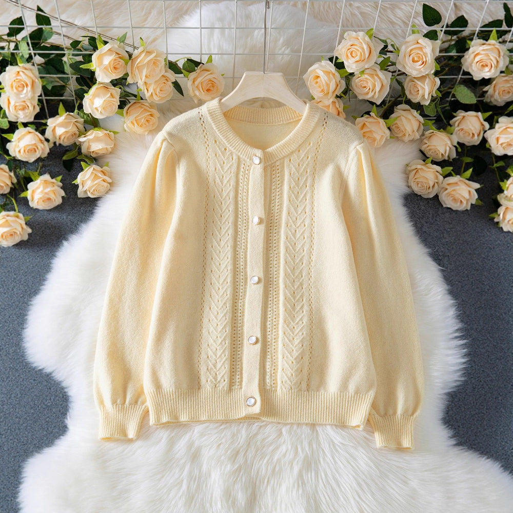 Eleganter Cardigan mit Knöpfen und Lochmuster