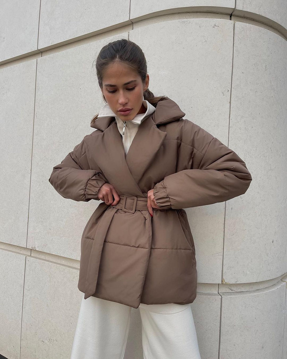Taillierte Steppjacke mit Kapuze & Gürtel