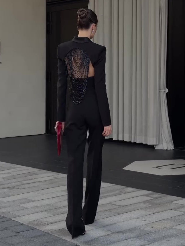 Luxus trifft Extravaganz – Schwarzer Jumpsuit mit Rücken-Detail