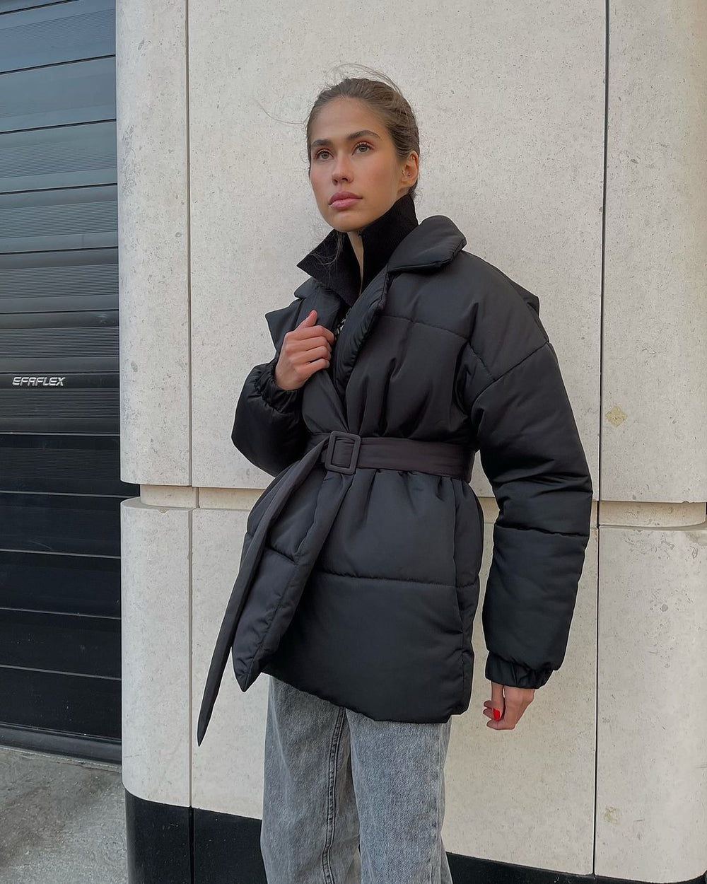 Taillierte Steppjacke mit Kapuze & Gürtel