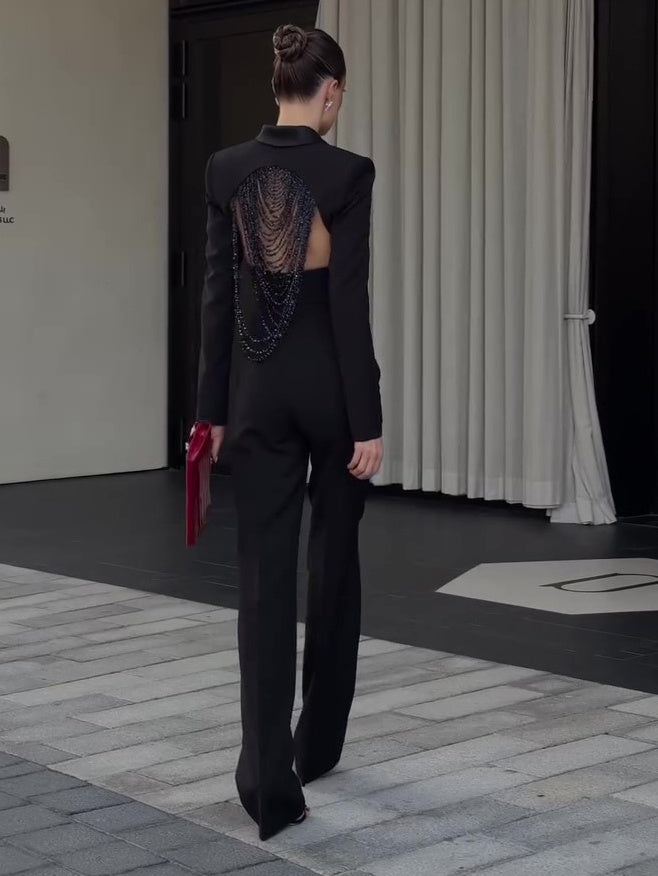 Luxus trifft Extravaganz – Schwarzer Jumpsuit mit Rücken-Detail