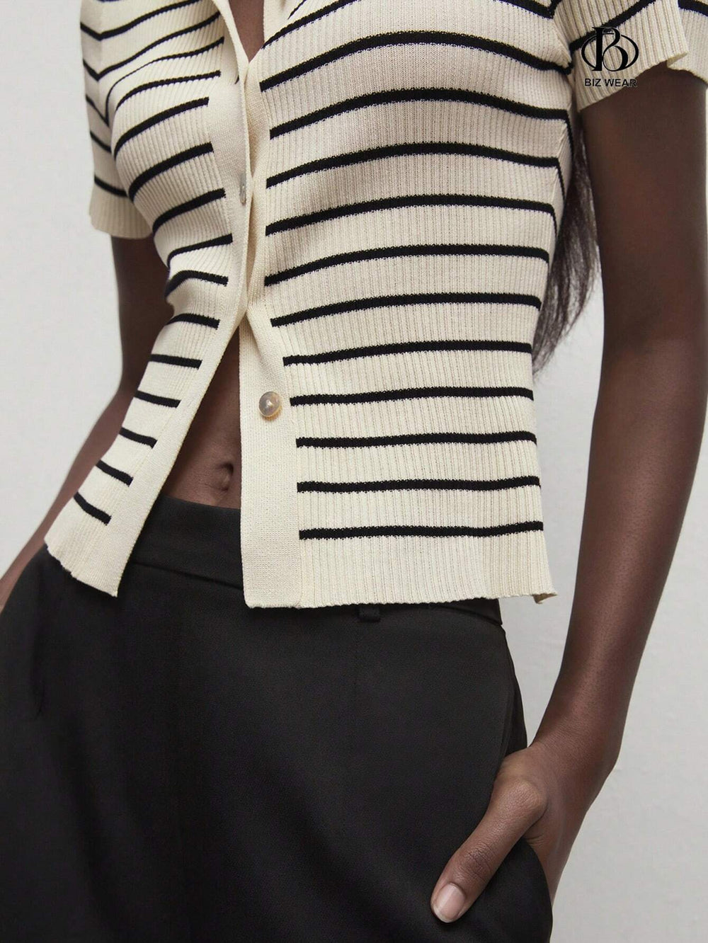 Gestreifte Strickbluse mit Knopfleiste