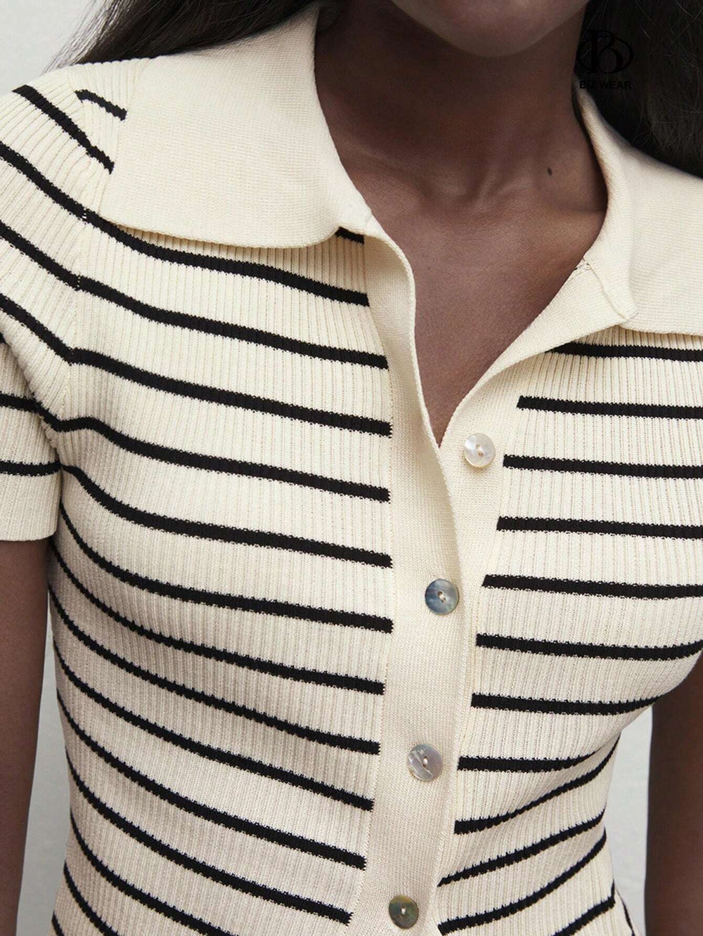 Gestreifte Strickbluse mit Knopfleiste